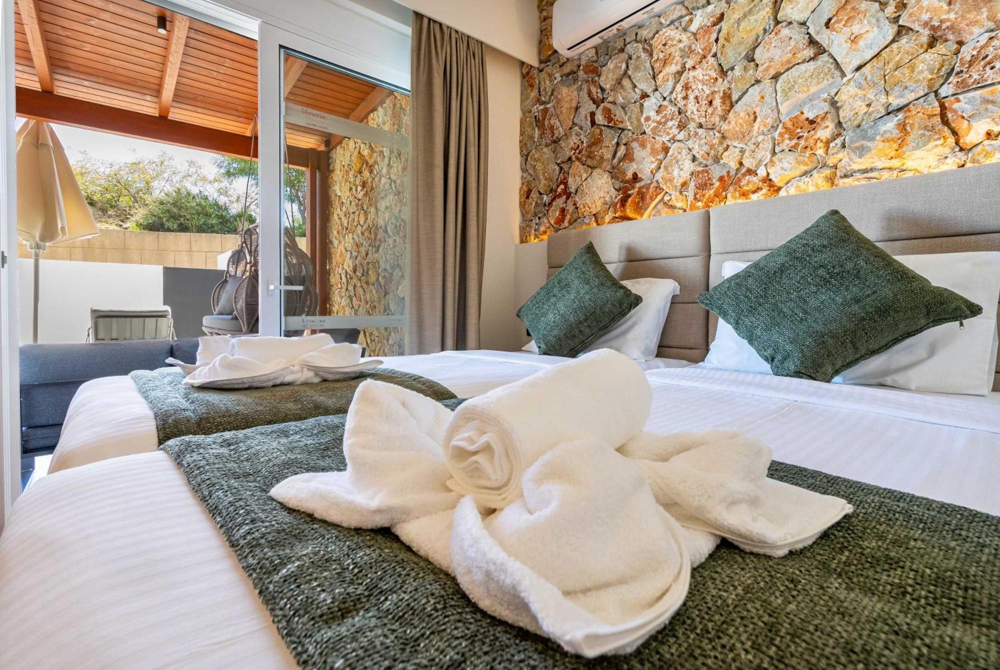 Villa Venezia Luxury Living Villas, *